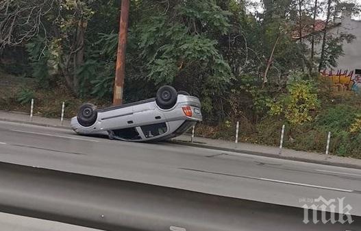 Опел се превъртя през таван, уцели табела, има ранен