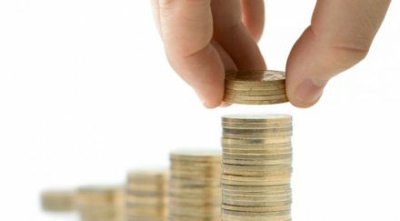 заплатите падат безработицата расте