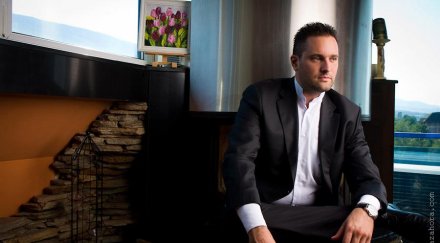 белезници главния герой мошениците