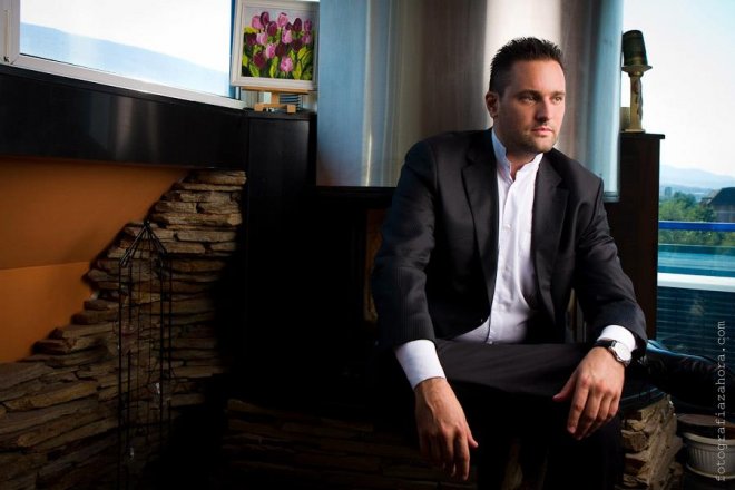 Белезници за главния герой в Мошениците!