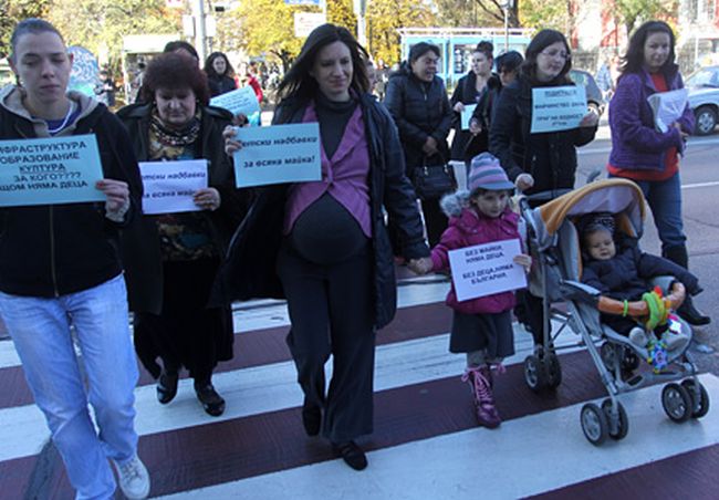 Жени пред парламента: Без майки няма деца, без деца няма България