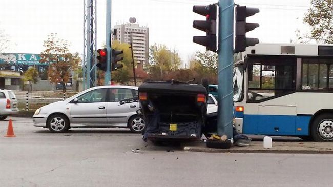 Зверска катастрофа между кола и автобус