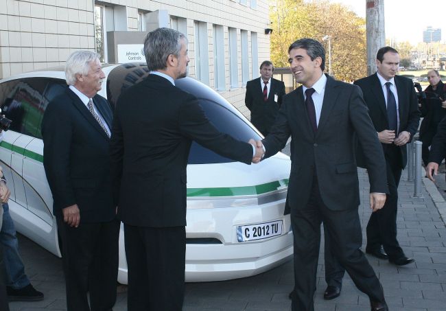 Плевнелиев уважи автомобилно изложение вместо Патриарха