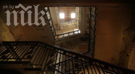 жена заклещи главата секс стълбите