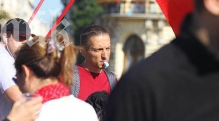 кола опита премине протестиращи кафе