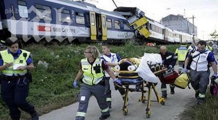 спасители извадят ранени смачканите вагони швейцария видео