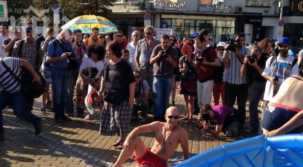 плажната революция парламента започна