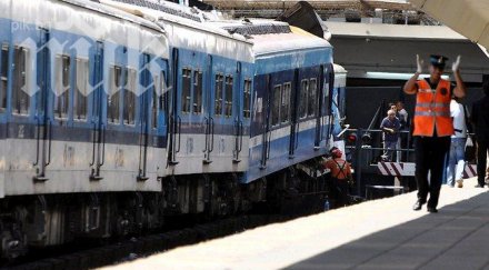 машинист спи докато управлява влак друг чете книга