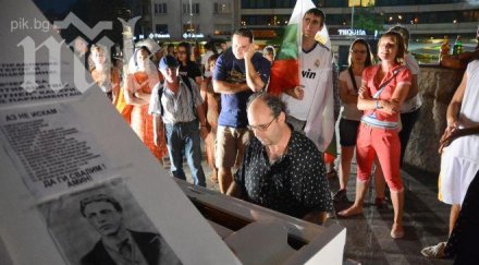 дансwithme приключва музика около белия роял