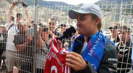 нико розберг пее химна байерн болида видео