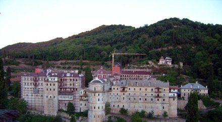 монаси атон посрещнаха петролни бомби съдия