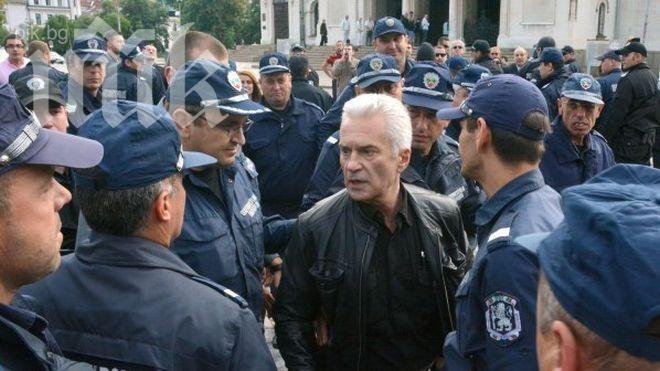 Сидеров раздразни протестиращите преди да излезе във ваканция