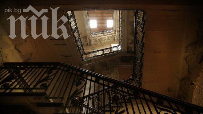 Жена заклещи главата си при секс на стълбите

