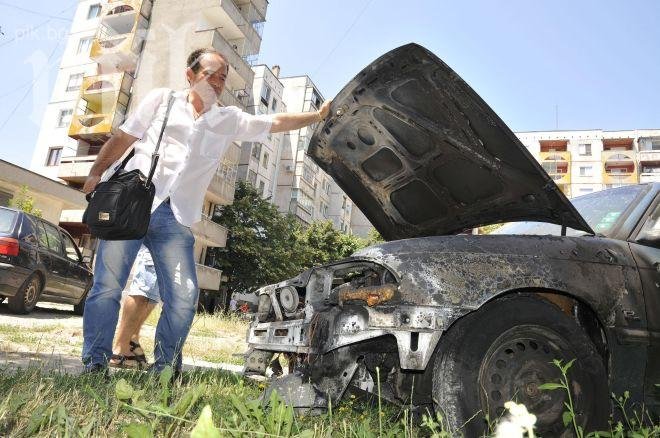 Опел пламна в движение в Хасково (снимки)