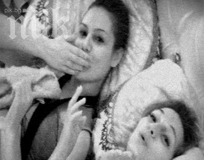 Миските не издържат - опипват се страстно в леглото