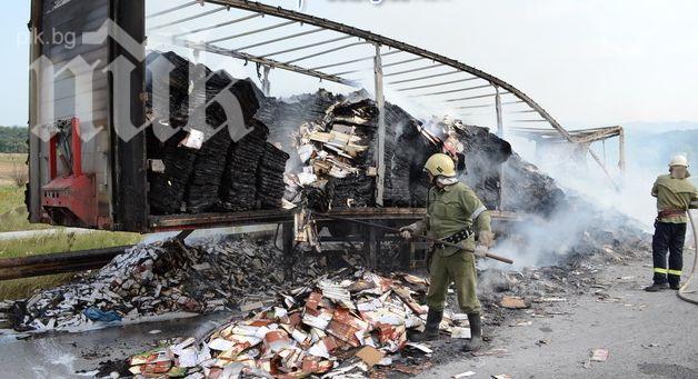 ТИР се запали на магистрала Хемус (снимки)