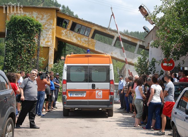 Надежда! Остават само 5 метра до затрупаните миньори