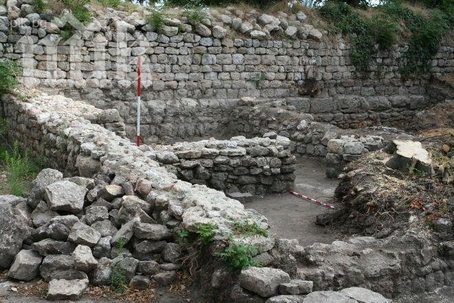 Монетни съкровища намериха варненските археолози в Евксиноград (снимки)