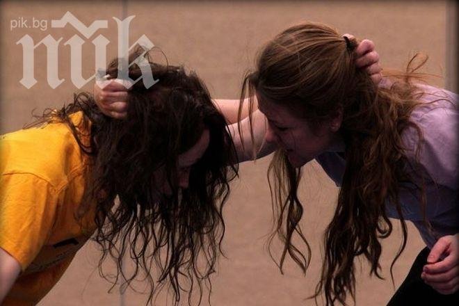 Дъщери на бизнесмени си скубаха косите пред заведение