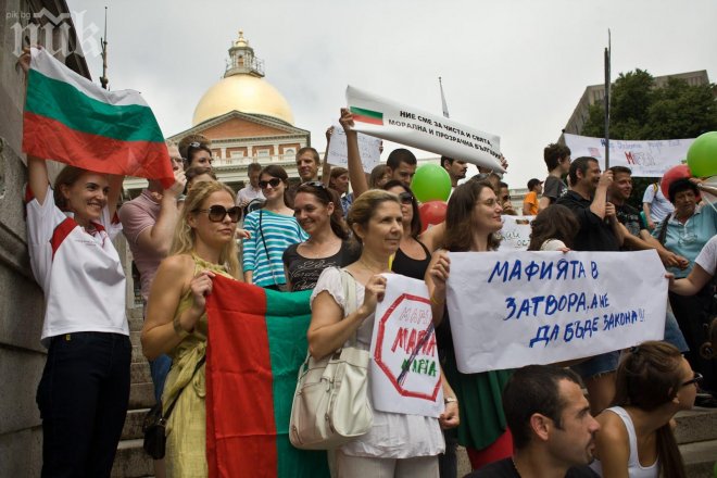 Българи от още 5 града се включиха в протестите срещу Орешарски зад граница (снимки)
