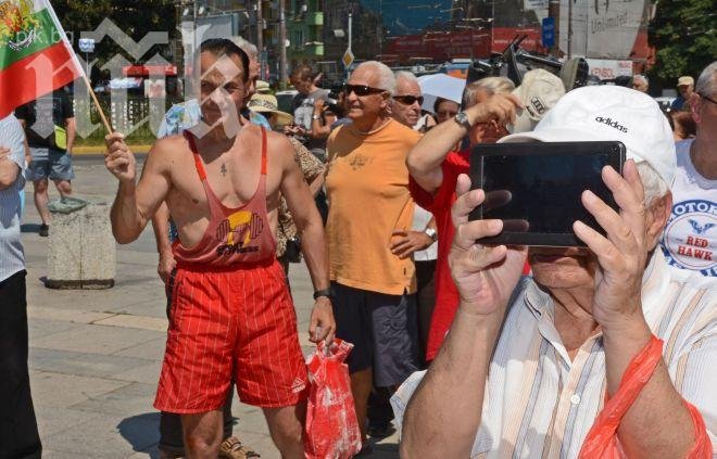 Участник в контрапротеста: За 40 дни Орешарски направи повече от всички за 23 години!