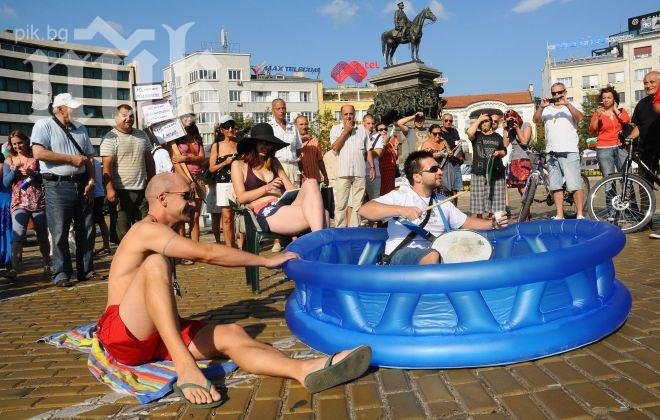 Плаж пред парламента си спретнаха протестиращите (снимки)