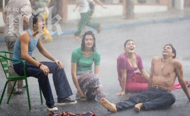 Летният дъжд пъди жегите поне още ден