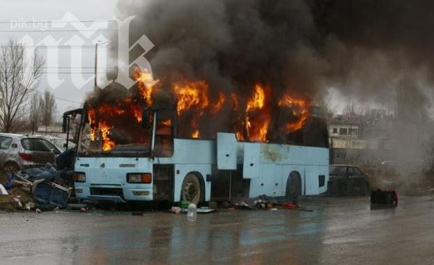 Български автобус с туристи изгоря до основи, няма жертви