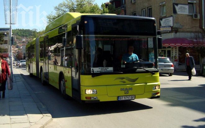 Пътник налетя на шофьор на градския транспорт във Велико Търново