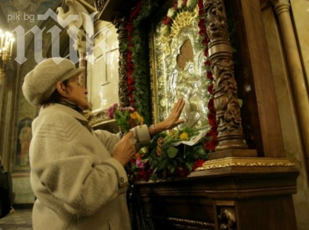 Православната църква чества Пренасяне мощите на св. първомъченик Стефан