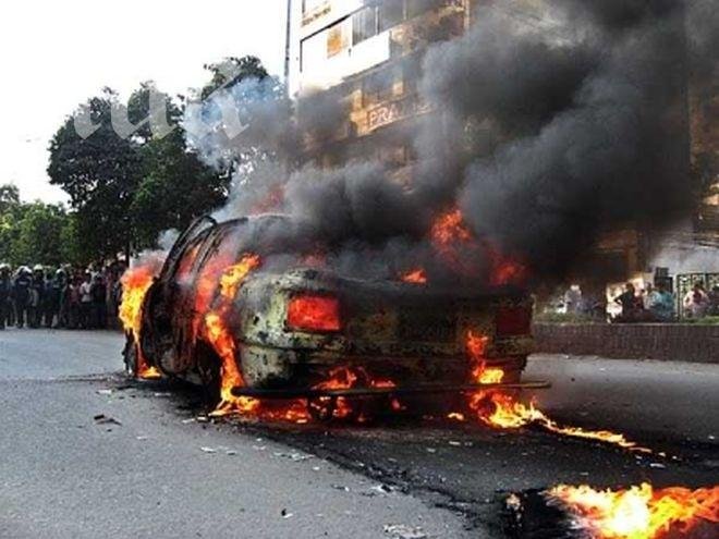 Кошмар! Опел избухна пред вход, пълен с деца