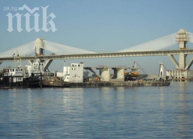 Прах от минаващи коли мори живеещите на път за Дунав мост 2

