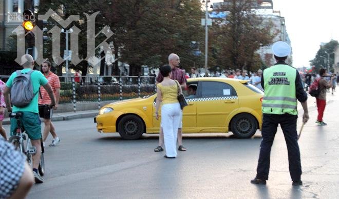 Само в ПИК! Шофьорка блъсна протестираща на Орлов мост