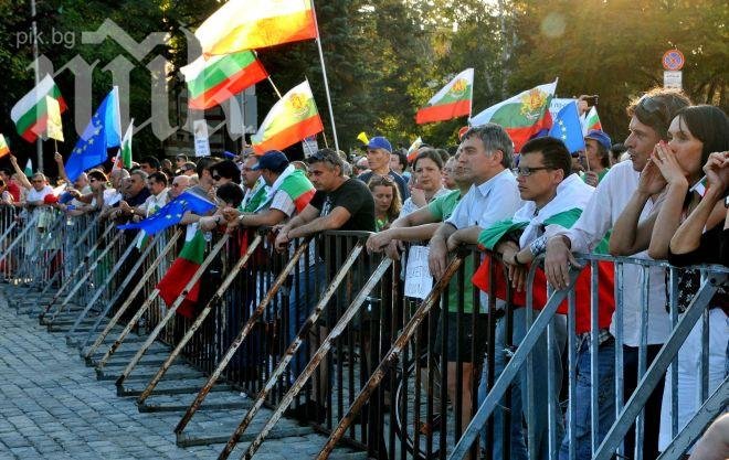 Чакат баница и кисело мляко на протеста пред парламента