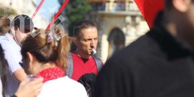 Кола се опита да премине през протестиращи на кафе