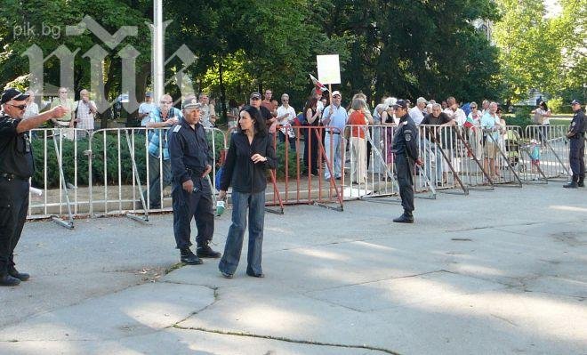 Протестиращи изпращат депутатите във ваканция