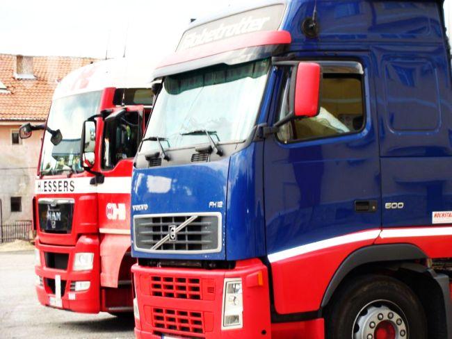 ЗАРАДИ ЖЕГИТЕ! Спират камионите, защото потъват в асфалта