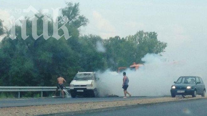 Бус пламна в движение на Околовръстното в София (снимки)

