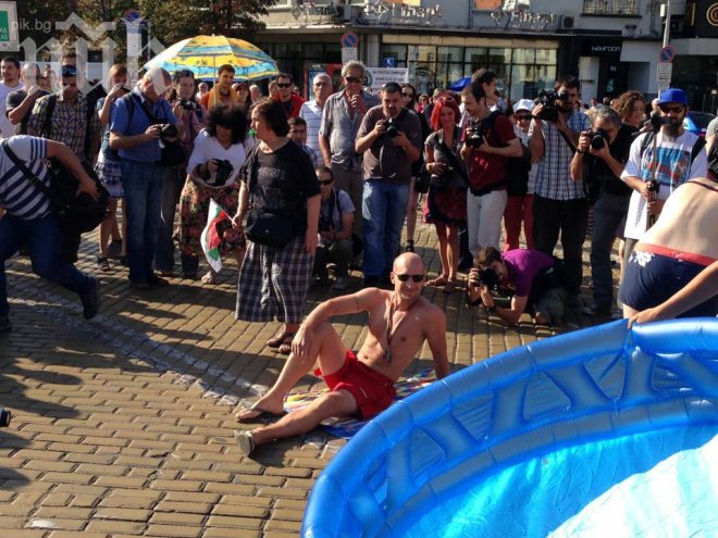 Плажната революция пред парламента започна