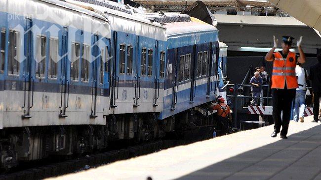 Машинист спи, докато управлява влак, друг чете книга