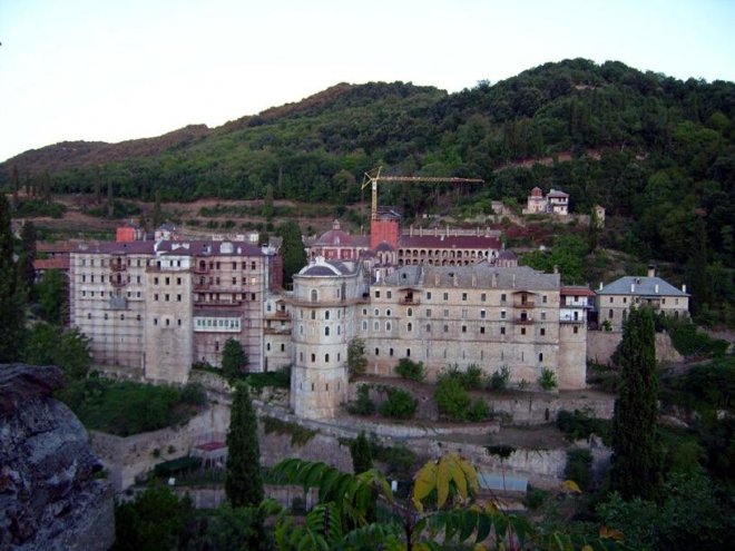 Монаси от Атон посрещнаха с петролни бомби съдия 