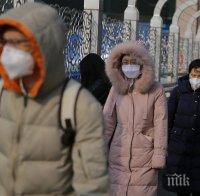 УЖАС: Заразени с коронавирус падат, докато вървят по улиците в Китай