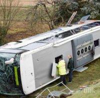 Деца загинаха в катастрофа с автобус в Германия