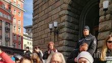 Босия поведе протеста на Перник. Пита "защо ни взехте водата". Макар че защо му е вода - той от комунизма не се е къпал...
