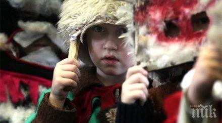 ученическо маскарадно дефиле сурвакариада разтресе перник