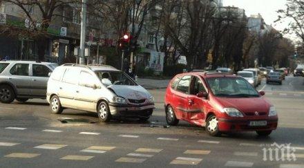 шантав шофьор мина червено варна стигна болница комоцио потроши младеж