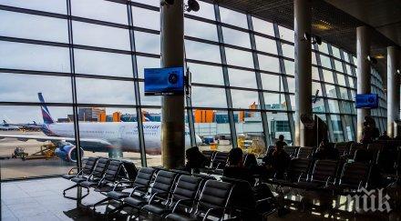 самотен баща заряза летището момченца