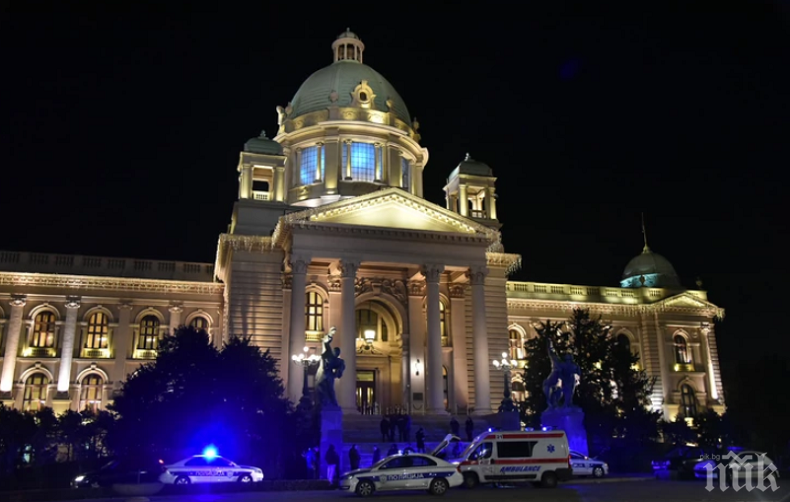 Мъж се самоуби пред парламента в Сърбия