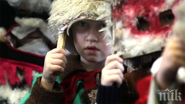 Ученическо маскарадно дефиле Сурвакариада разтресе Перник