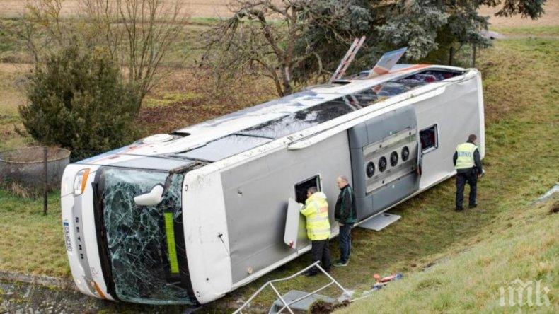 Деца загинаха в катастрофа с автобус в Германия